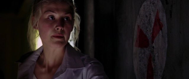 Doom. 20 Karl Urban Dwayne Johnson et Rosamund Pike dans Doom 2005