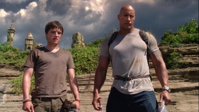 Voyage au centre de la Terre 2 : l'île mystérieuse. 22 Dwayne Johnson Josh Hutcherson et Vanessa Hudgens dans Voyage au centre de la Terre 2 : l'île mystérieuse Journey 2: The Mysterious Island 2012