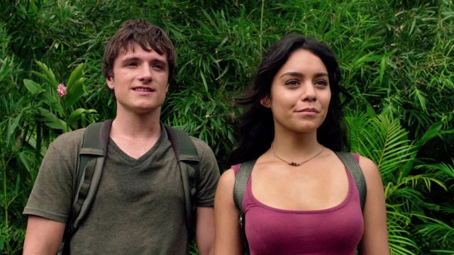Voyage au centre de la Terre 2 : l'île mystérieuse. 23 Dwayne Johnson Josh Hutcherson et Vanessa Hudgens dans Voyage au centre de la Terre 2 : l'île mystérieuse Journey 2: The Mysterious Island 2012