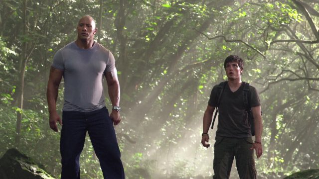 Voyage au centre de la Terre 2 : l'île mystérieuse. 25 Dwayne Johnson Josh Hutcherson et Vanessa Hudgens dans Voyage au centre de la Terre 2 : l'île mystérieuse Journey 2: The Mysterious Island 2012