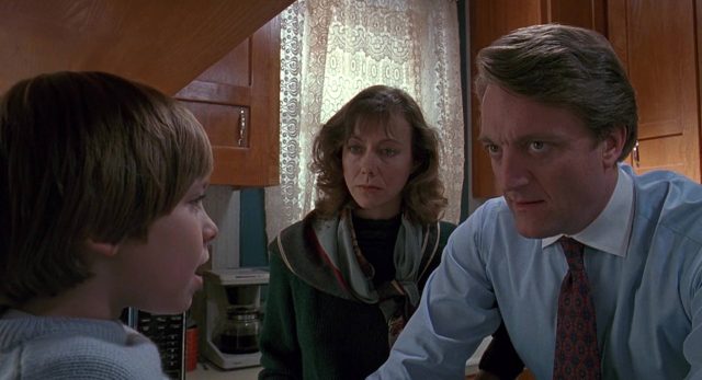 Chucky, la poupée de sang. 22 Alex Vincent et Christine Elise dans Chucky la poupée de sang Child's Play 2 1990