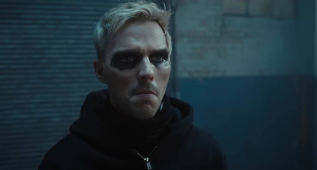 Comment braquer une banque. 15 Nicholas Hoult et Zoë Kravitz dans Comment braquer une banque How to Rob a Bank 2026