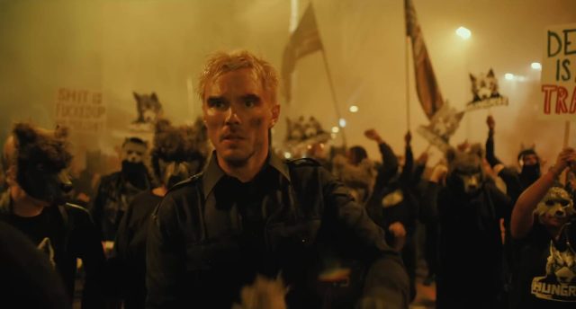 Comment braquer une banque. 19 Nicholas Hoult et Zoë Kravitz dans Comment braquer une banque How to Rob a Bank 2026