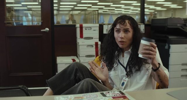 Comment braquer une banque. 20 Nicholas Hoult et Zoë Kravitz dans Comment braquer une banque How to Rob a Bank 2026